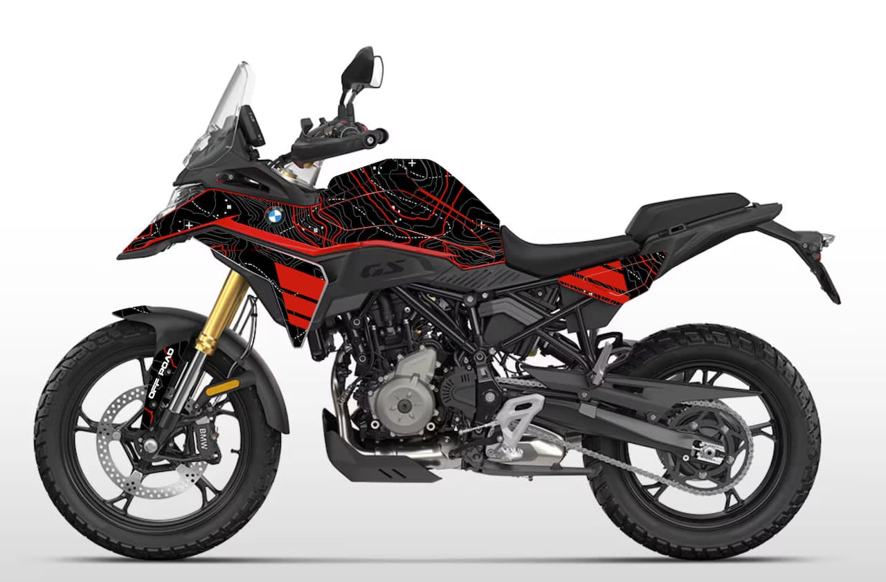 Kit déco BMW F 450 GS 2026 design TOPO coloris Sport rouge – lignes topographiques rouges sur fond noir – Burn-Out Design France