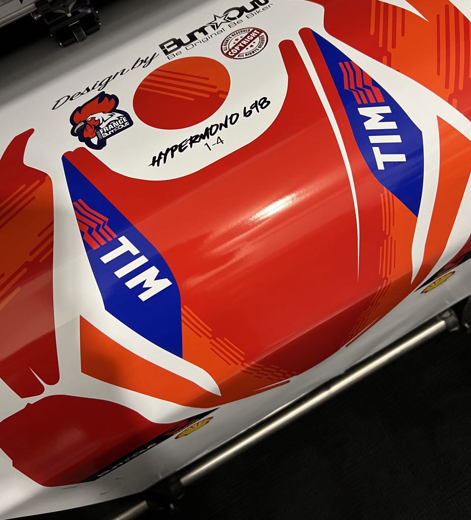 Kit Déco Ducati Hypermotard 698 Mono (2024+) – 8 Graphismes Full Cover, WSBK, Pramac, MM93, FB63 | Made in France