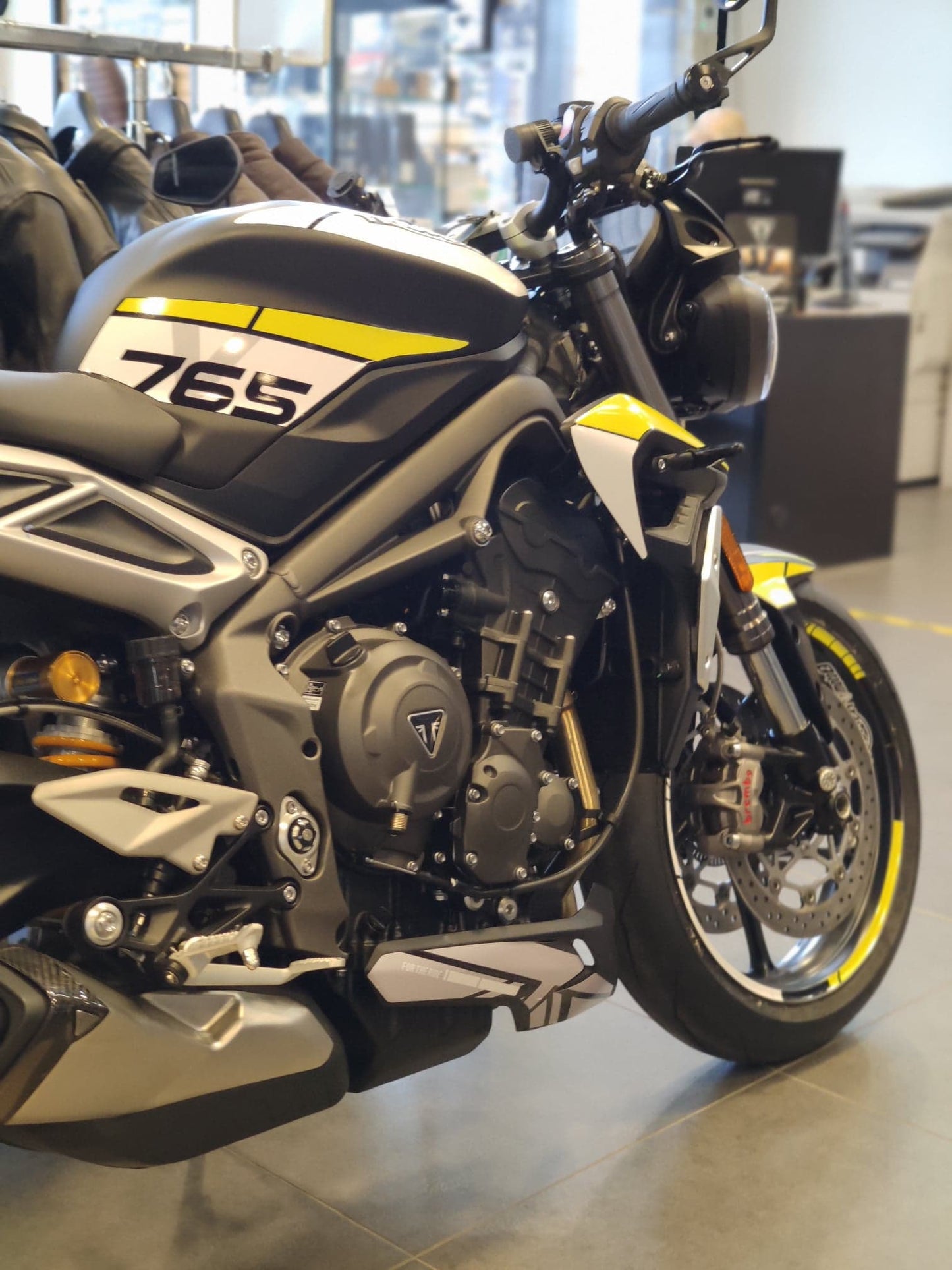 TRIUMPH STREET TRIPLE (2020 - 2022) MOTO 2