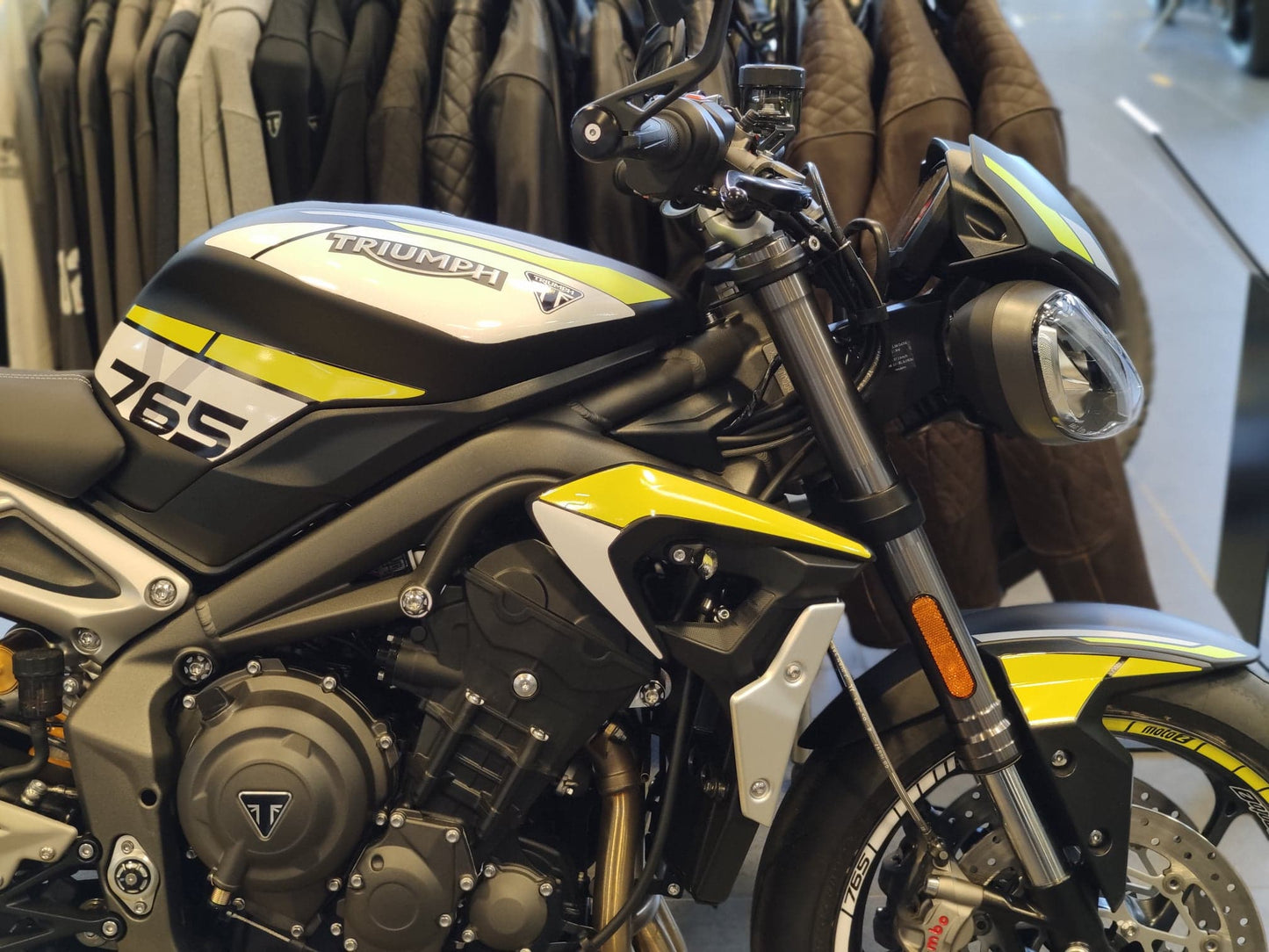 TRIUMPH STREET TRIPLE (2020 - 2022) MOTO 2