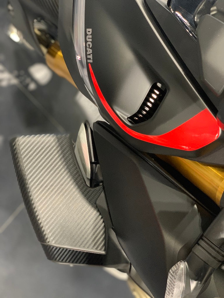 DUCATI-Streetfighter-V4-personnalisation-kit-deco-stickers-burn-out-design-ailerons-carbone-noir