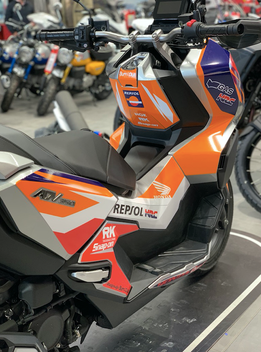 HONDA-ADV-350-ADV350-scooter-personnalisation-kit-deco-stickers-burn-out-design-repsol-photographie