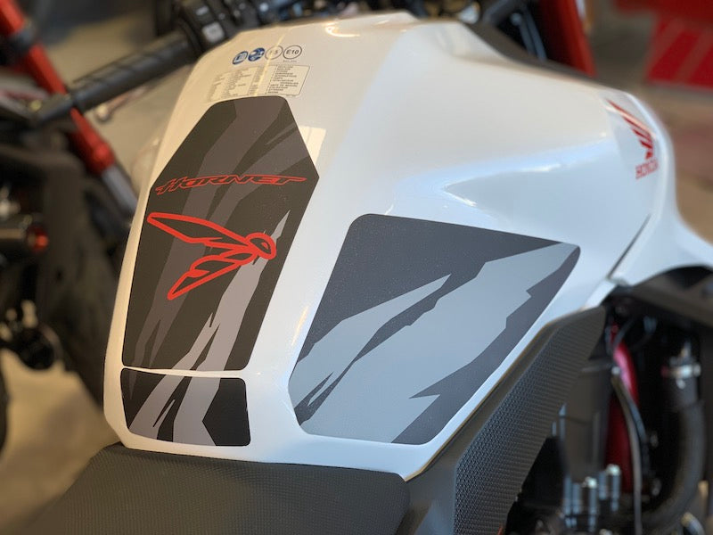 Accessoires Honda Hornet CB 750 (2023+) – Jantes, Protections Réservoir, Capot de Selle, Platines Repose-pieds | Made in France