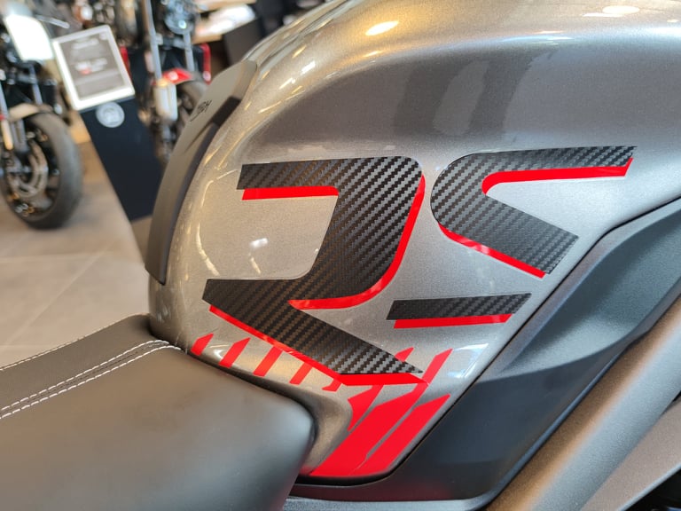 TRIUMPH STREET TRIPLE R - 2022 (avec les hachures)