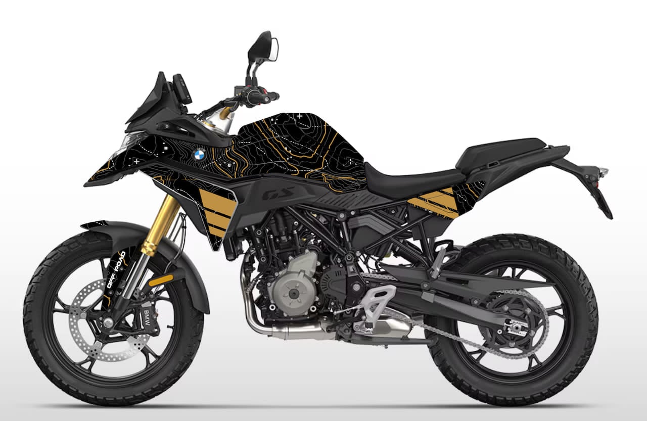 Kit déco BMW F 450 GS 2026 design TOPO coloris Cosmic Black noir et or – lignes topographiques dorées – Burn-Out Design France