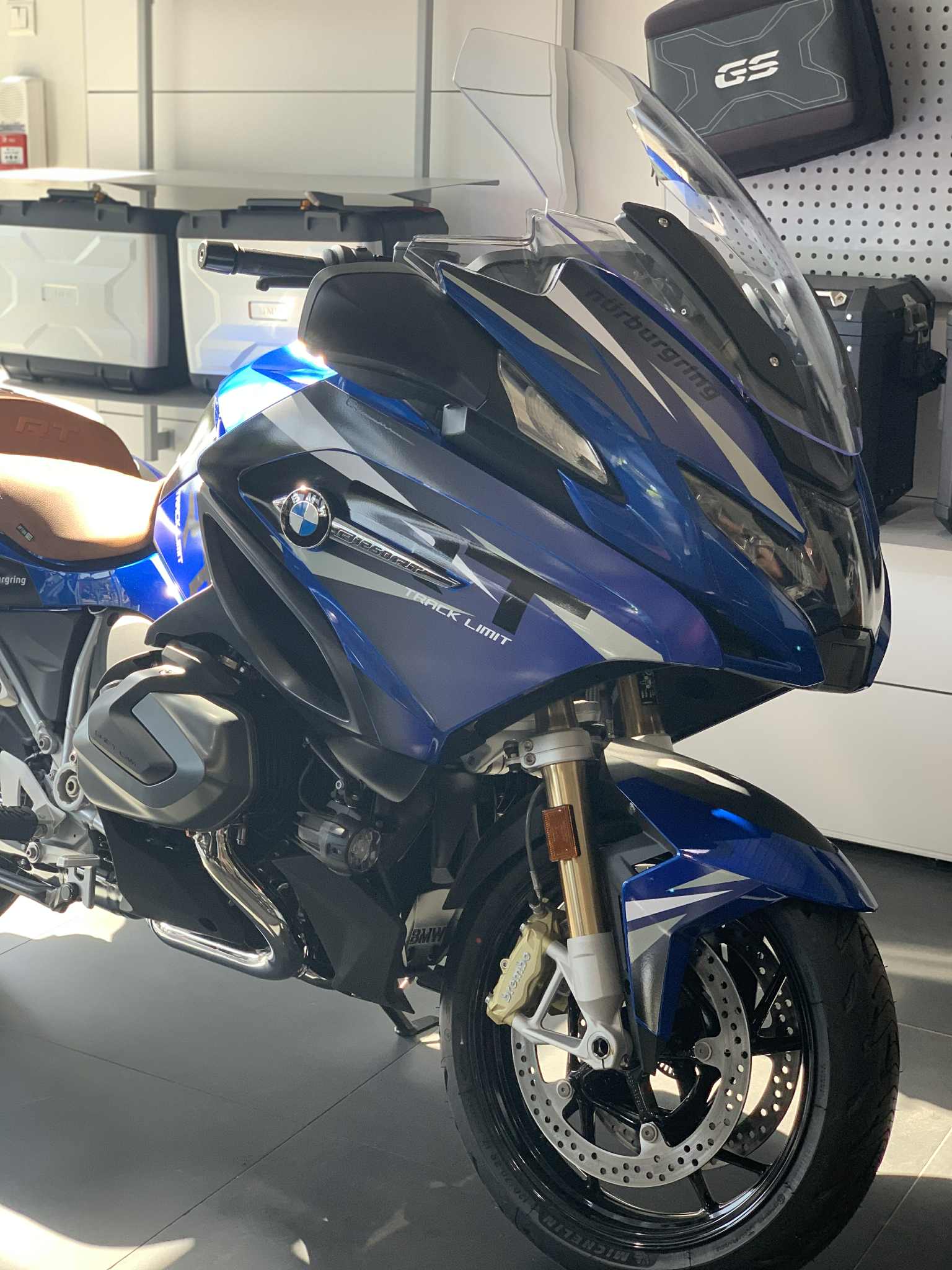 BMW R 1200 RT / R 1250 RT avec kit déco NURBURGRING Bleu – photographie profil – Burn-Out Design