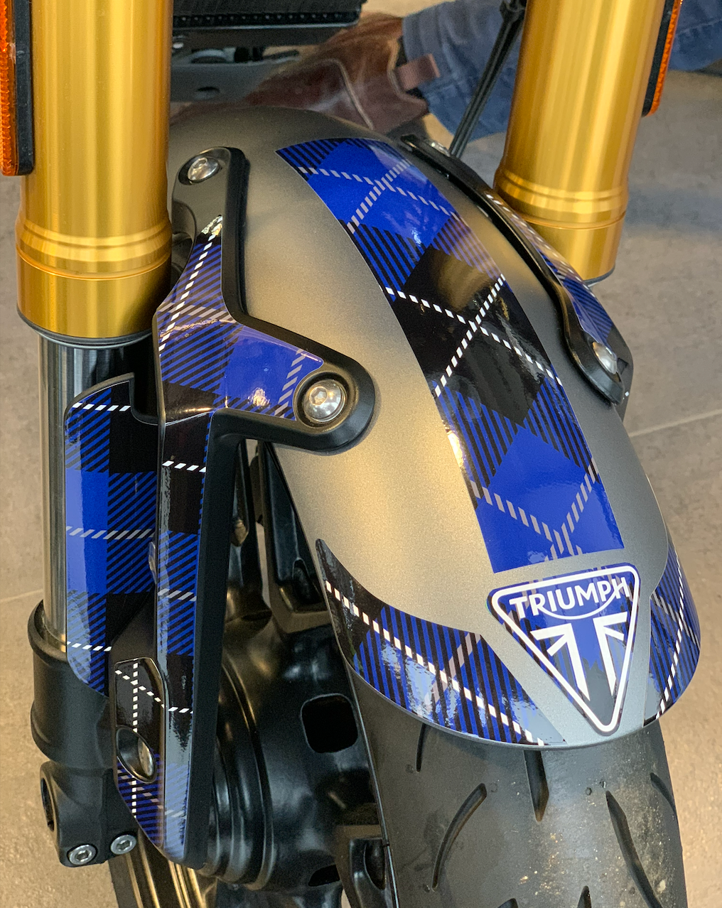 TRIUMPH SPEED 400 HIGHLANDS kit deco stickers personnalisation burn out design bleu pics