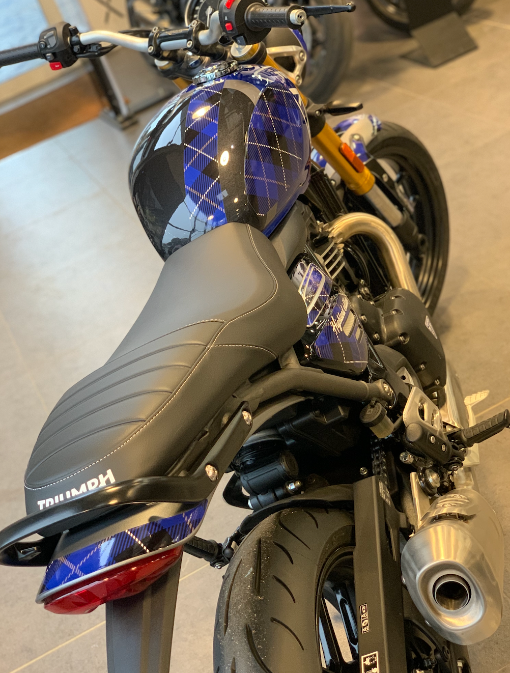 TRIUMPH SPEED 400 HIGHLANDS kit deco stickers personnalisation burn out design bleu 