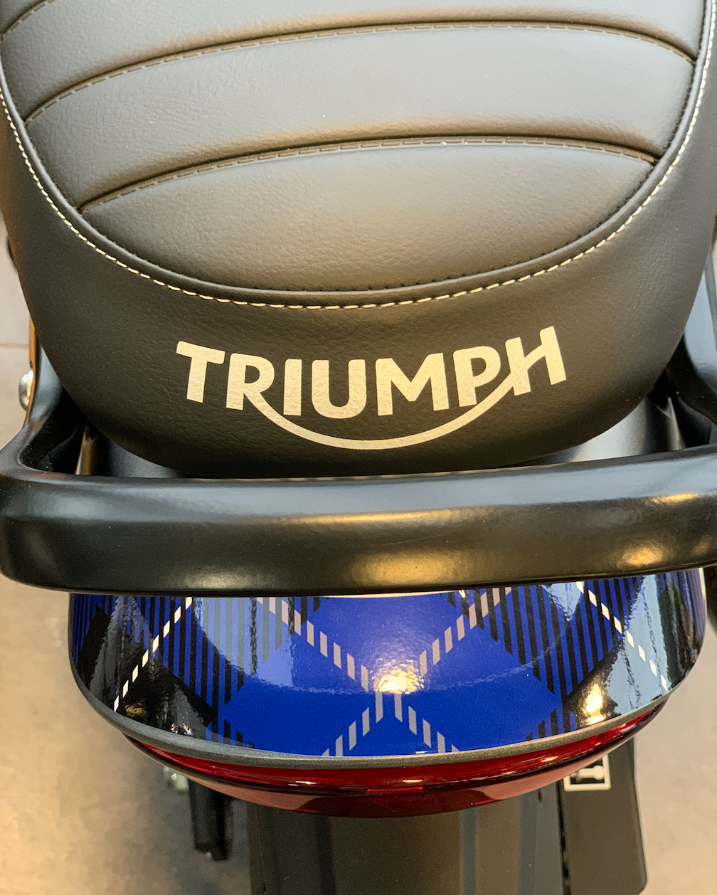 TRIUMPH SPEED 400 HIGHLANDS kit deco stickers personnalisation burn out design bleu photographie