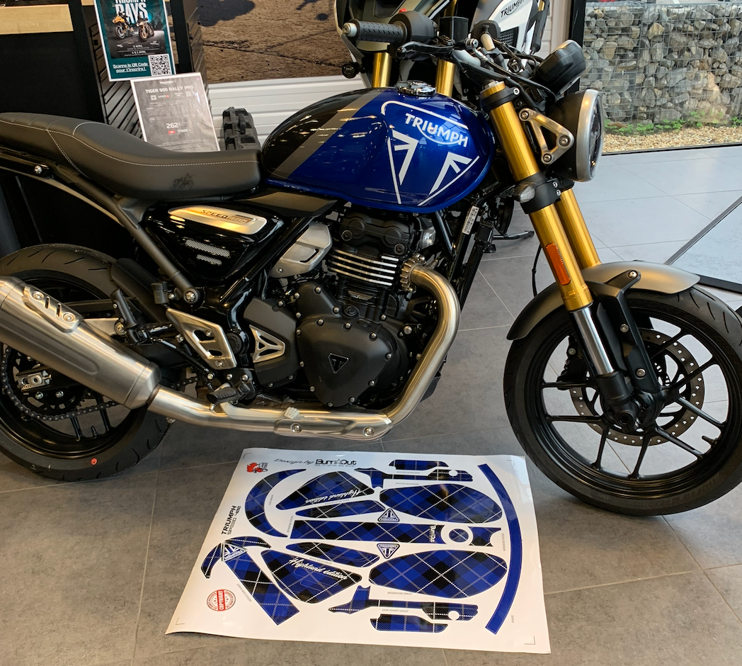 TRIUMPH SPEED 400 HIGHLANDS kit deco stickers personnalisation burn out design bleu avant before