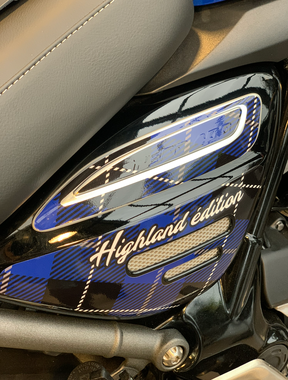 TRIUMPH SPEED 400 HIGHLANDS kit deco stickers personnalisation burn out design cover