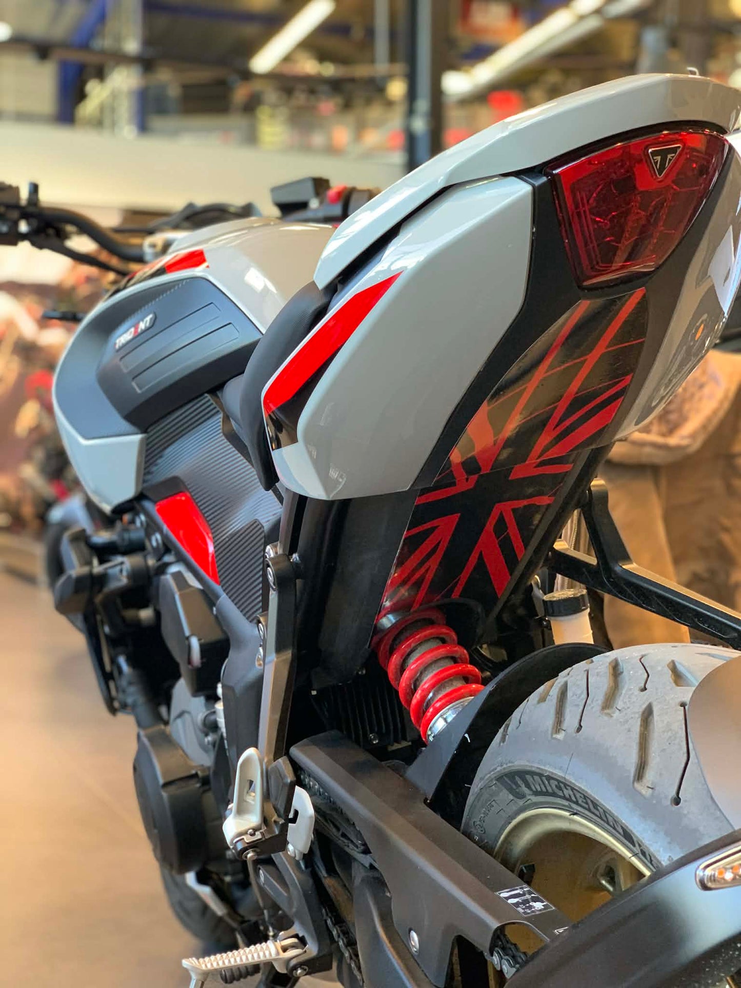 TRIUMPH Passage de rouge TRIDENT 800 2026 Design : UK Noir et Rouge