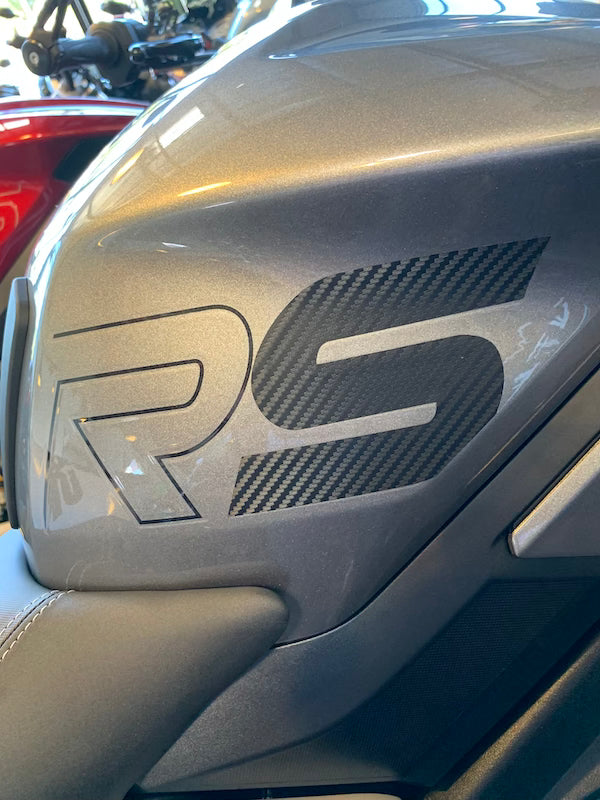 TRIUMPH-street-triple-RS-765-personnalisation-kit-deco-stickers-cover-rouge-brillant-photographie-RS-carbone-noir