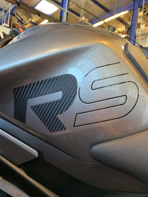 TRIUMPH-street-triple-RS-765-personnalisation-kit-deco-stickers-cover-rouge-brillant-photographie-gauche