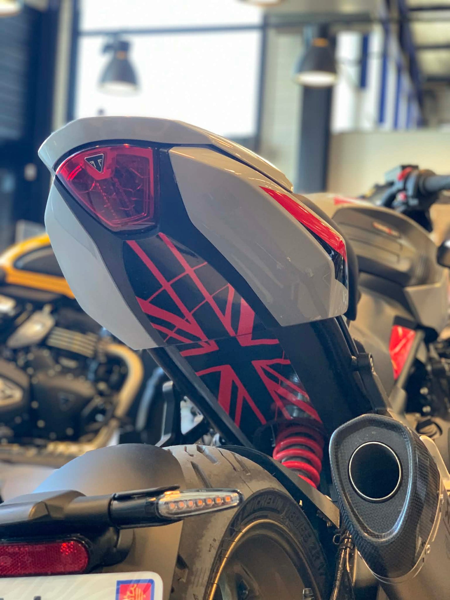 PASSAGES DE ROUE pour la marque TRIUMPH