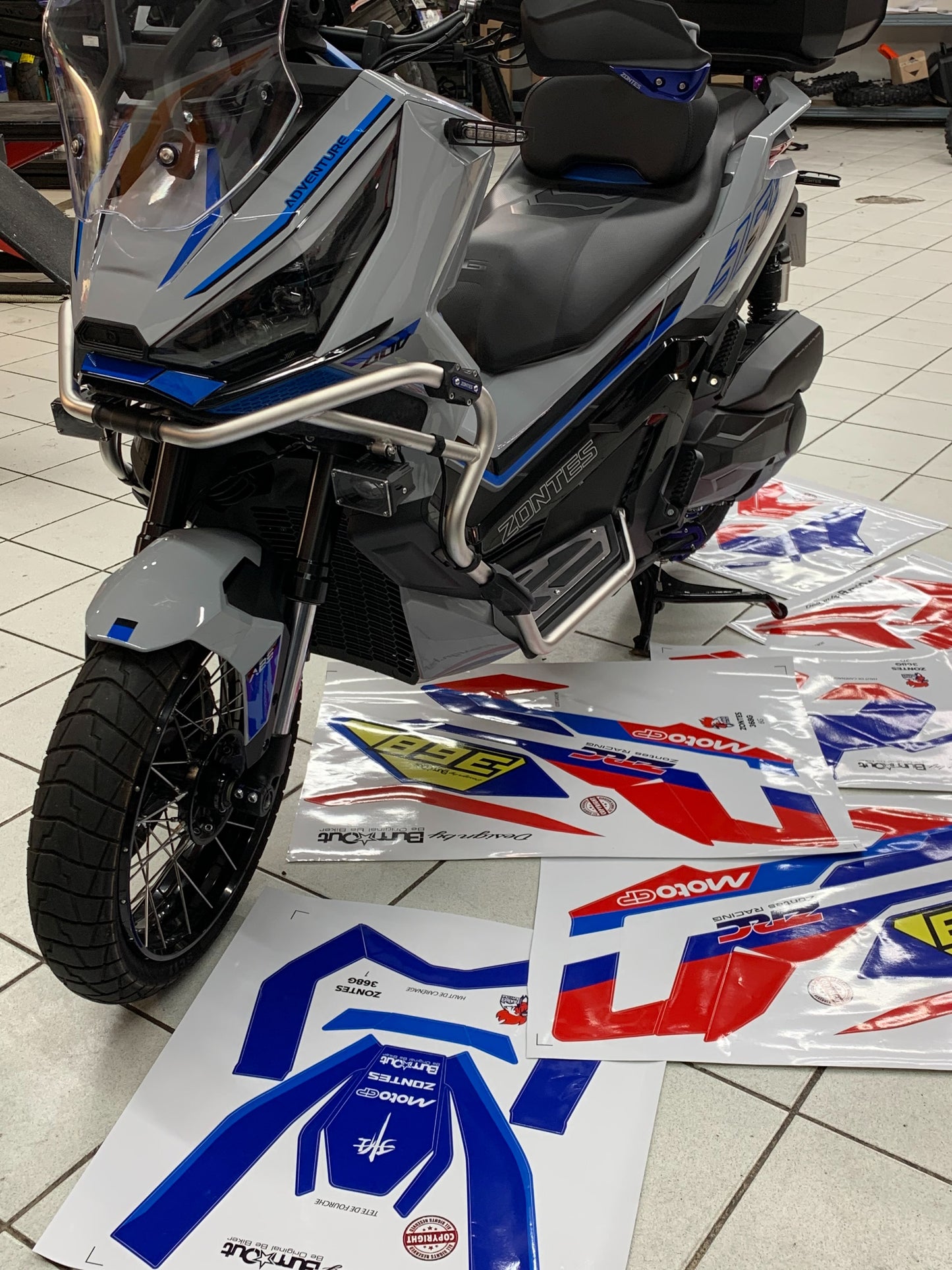 ZONTES-scooter-368-G-stickers-personnalisation-kit-deco-burn-out-design-ZRC-RACING-photographie-AVANT