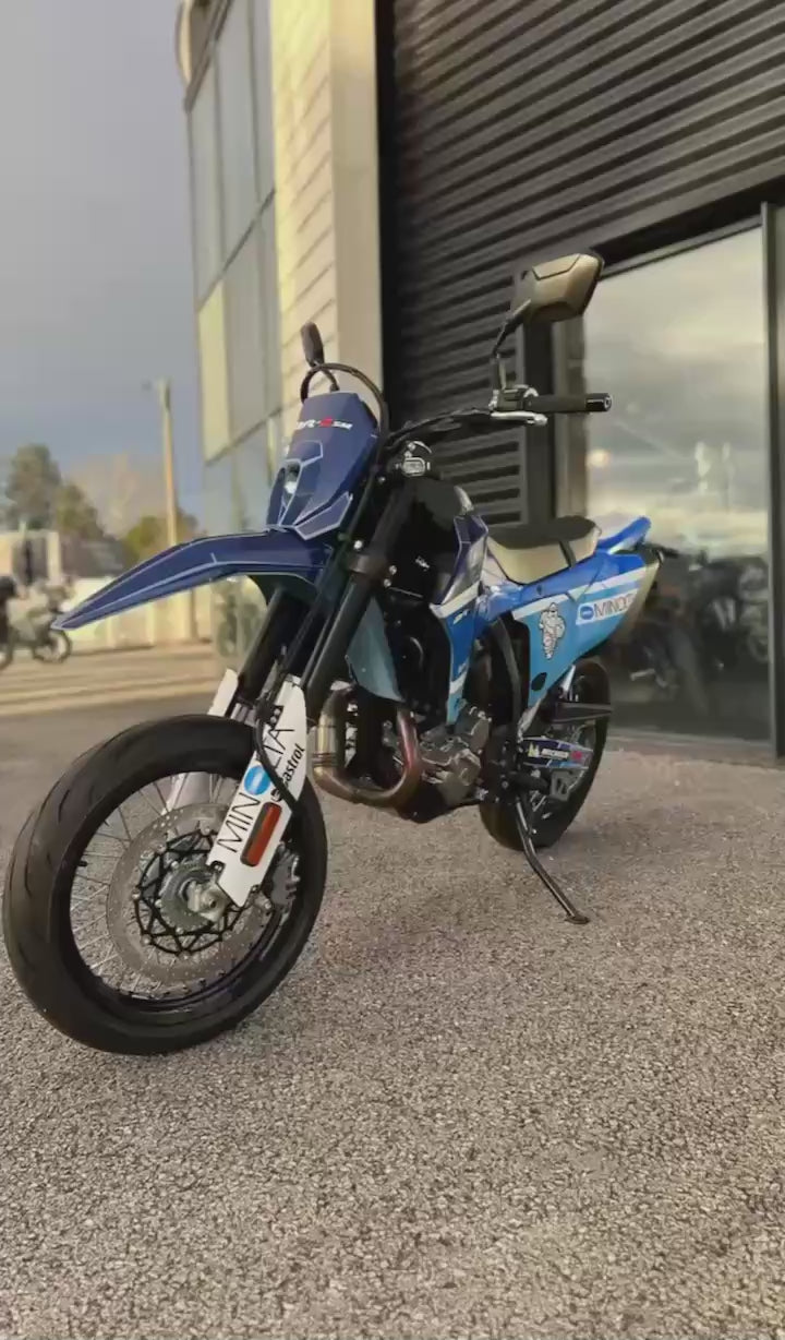 Charger la vidéo : Moto SUZUKI DR-Z4 de couleur SKY GRAY avec un kit déco MINOLTA bleu qui permet de personnaliser complètement la moto, facilement et rapidement !