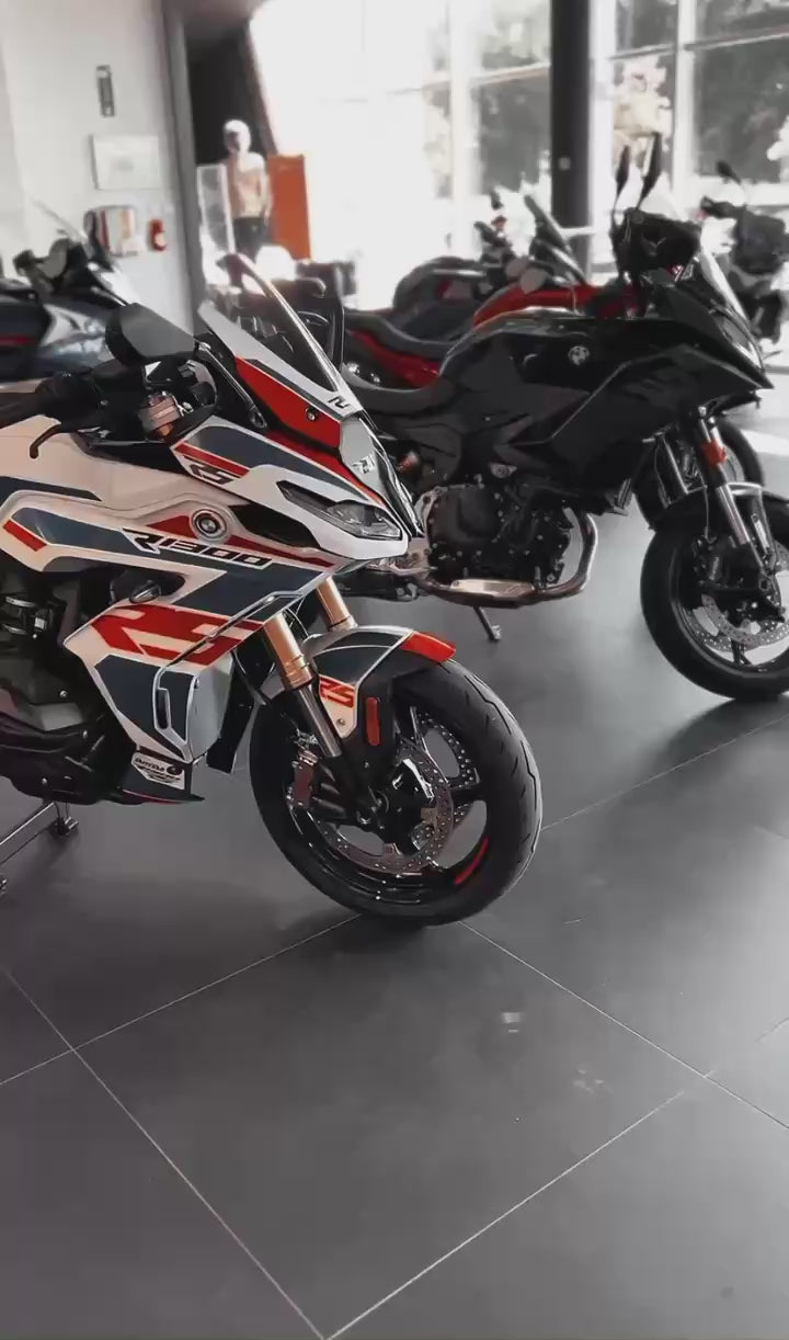 Charger la vidéo : BMW MOTORRAD R1300 RS