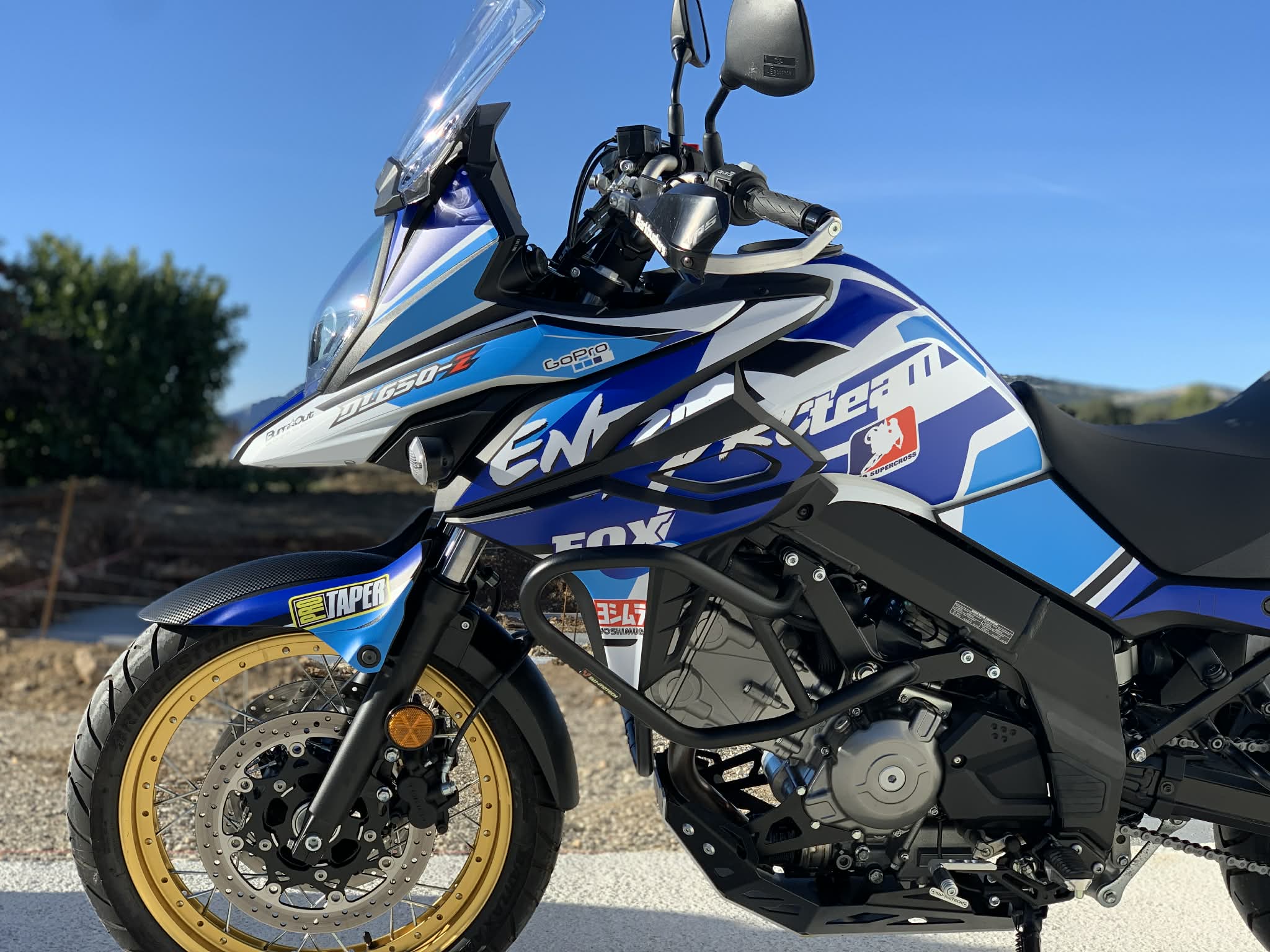 Charger la vidéo : SUZUKI V-STROM 650 Personnalisation burn-out-design-ENDURO TEAM