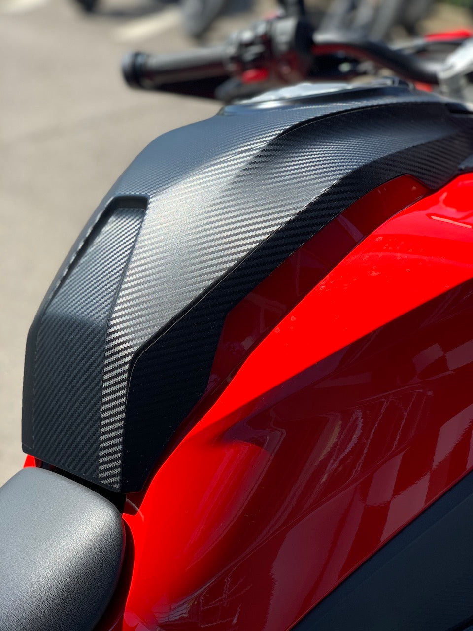 BMW-MOTORRAD-MOTO-F-900-XR-F900XR-reservoir-personnalisation-kit-deco-stickers-burn-out-design-cover-carbone-noir