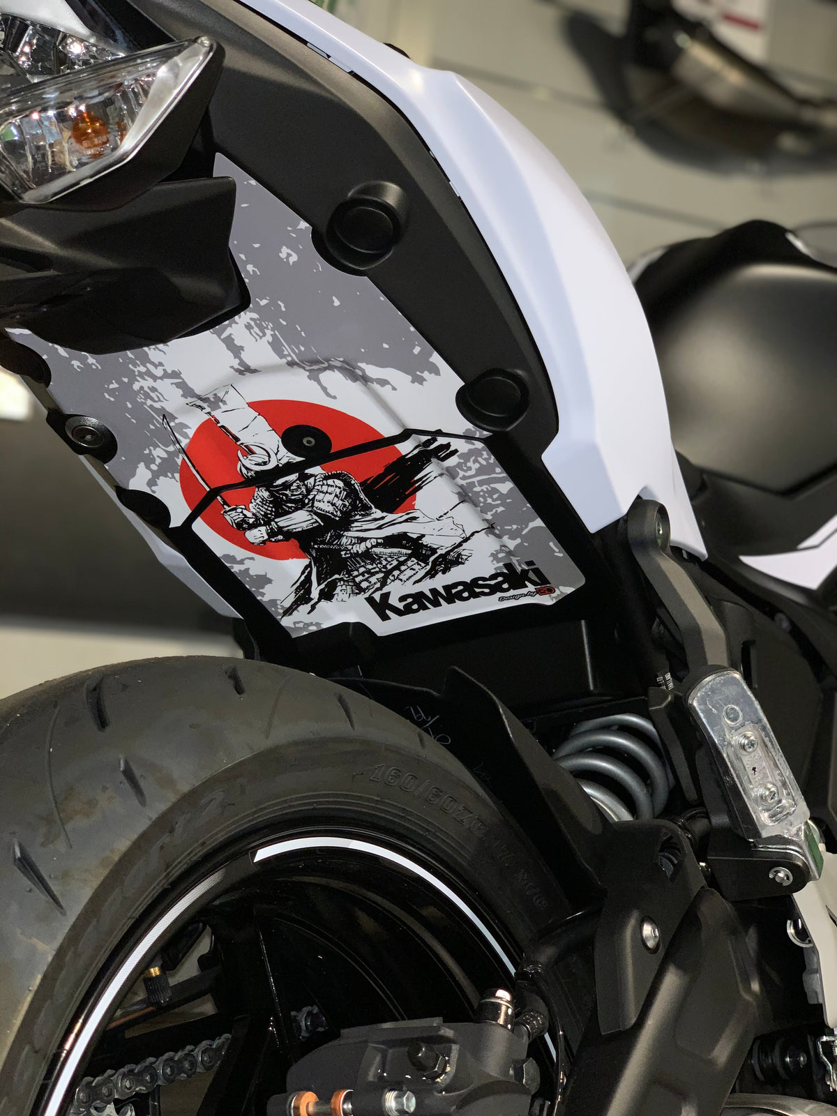 Autocollant Passage De Roue Z-STREET EVO Compatible Kawasaki Z900/Z900E - Rouge - Protection Et Style