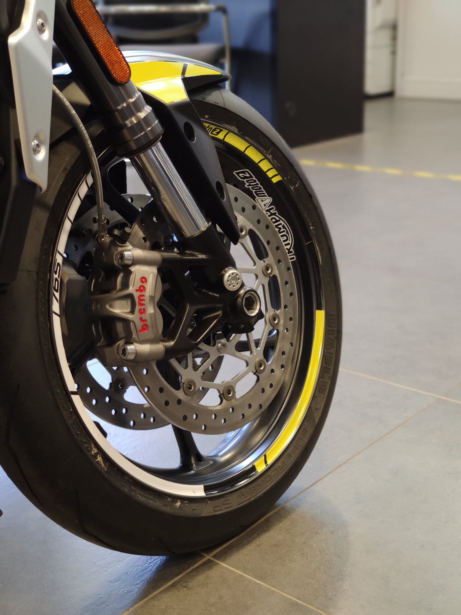 TRIUMPH-Jantes-roues-personnalisation-stickers-kit-deco-burn-out-design-MOTO-2-MOTO2-street triple rs jaune