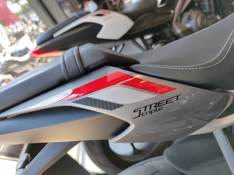 TRIUMPH STREET TRIPLE RS 2020 - 2021 (couleur n°3)