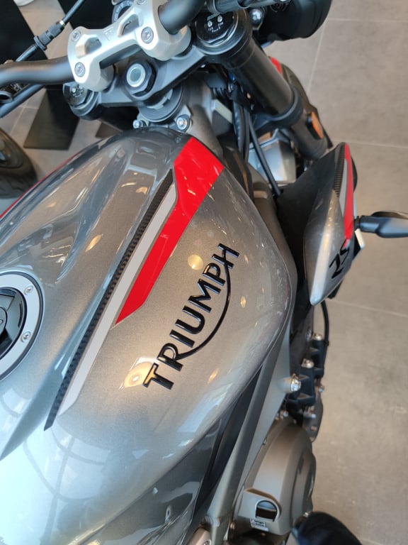 TRIUMPH STREET TRIPLE RS 2020 - 2021 (couleur n°3)