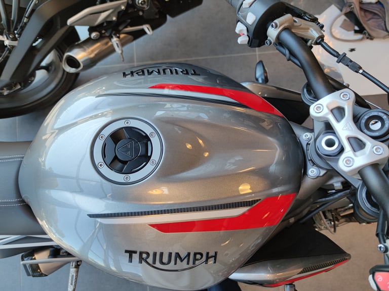 TRIUMPH STREET TRIPLE RS 2020 - 2021 (couleur n°3)