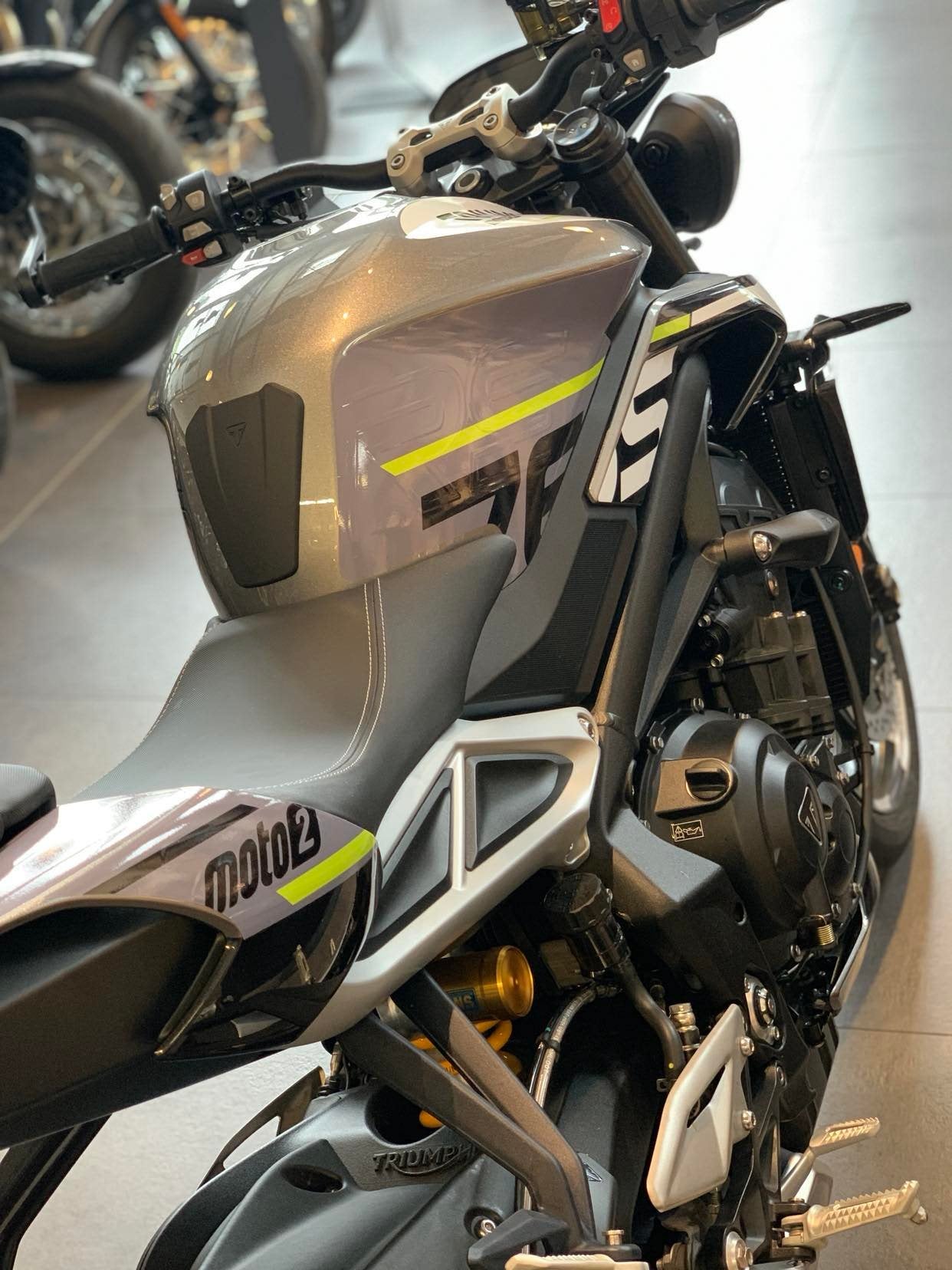 TRIUMPH STREET TRIPLE RS (et R)  2023+   MOTO 2 ou FROST