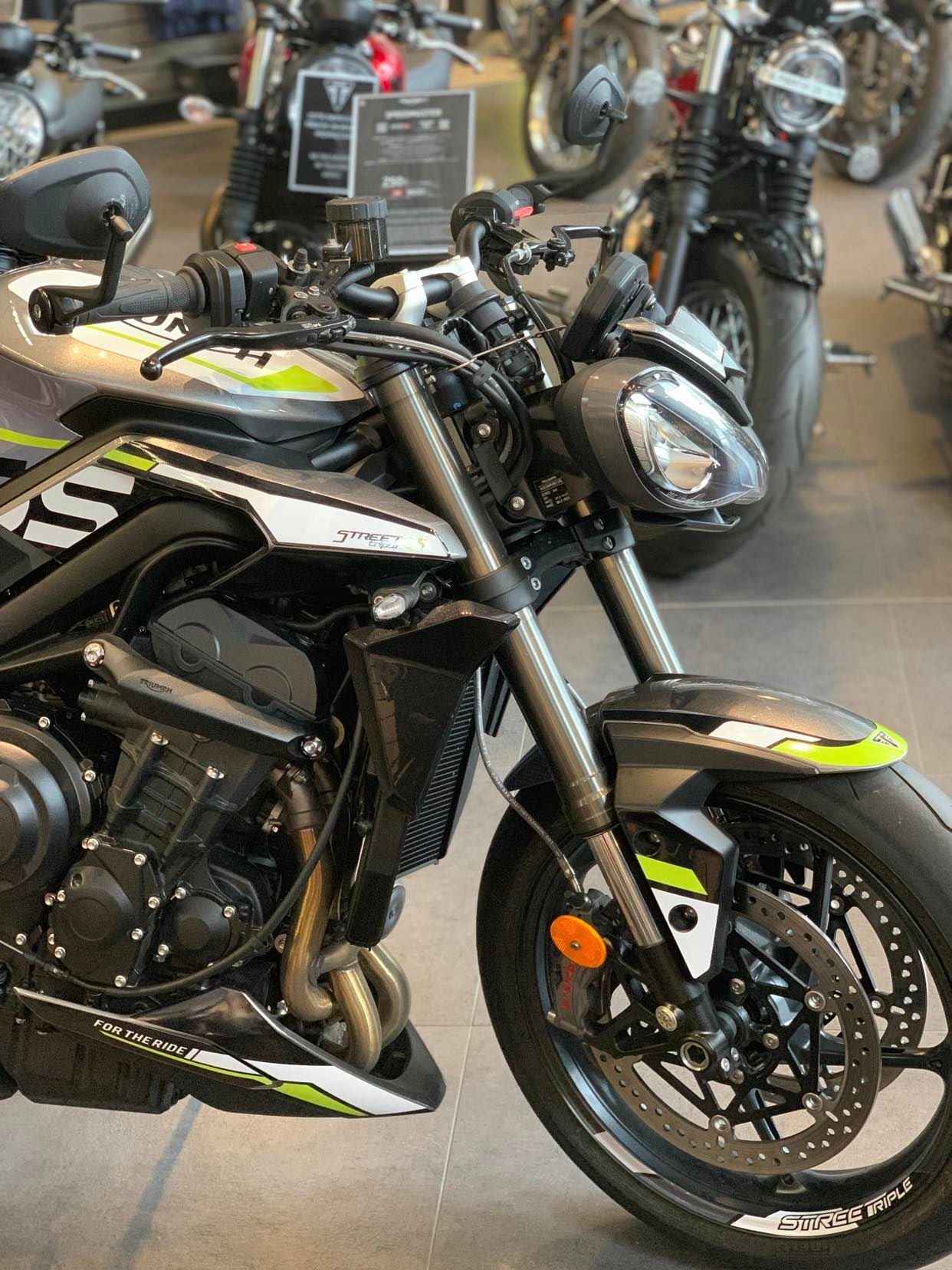 TRIUMPH STREET TRIPLE RS (et R)  2023+   MOTO 2 ou FROST