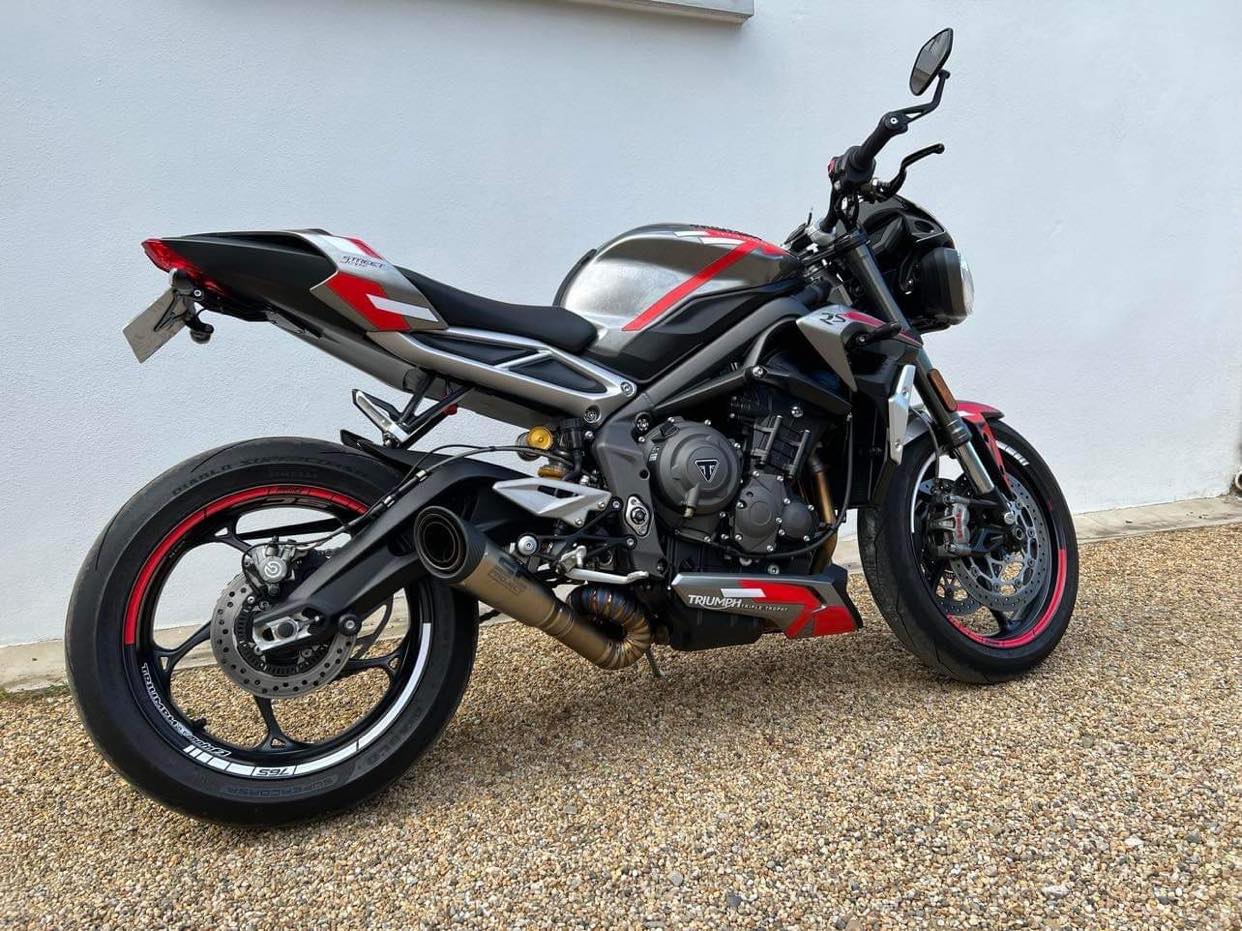 TRIUMPH STREET TRIPLE (2020 - 2022) MOTO 2