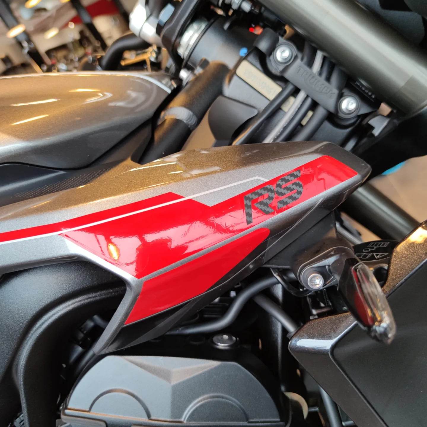 TRIUMPH-street-triple-RS-765-personnalisation-kit-deco-stickers-cover-rouge-brillant-photographie-carbone