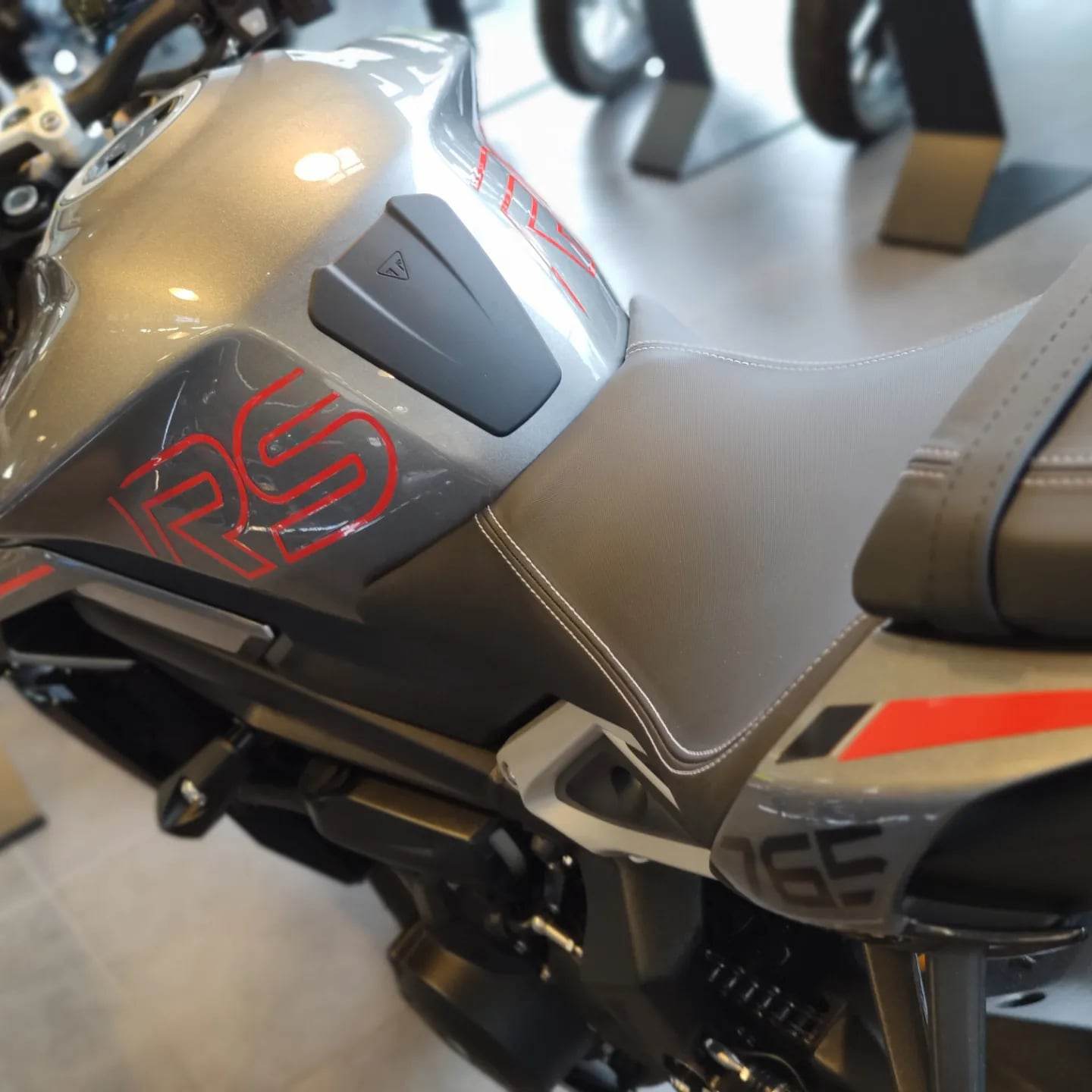 TRIUMPH-street-triple-RS-765-personnalisation-kit-deco-stickers-cover-rouge-brillant-photographie
