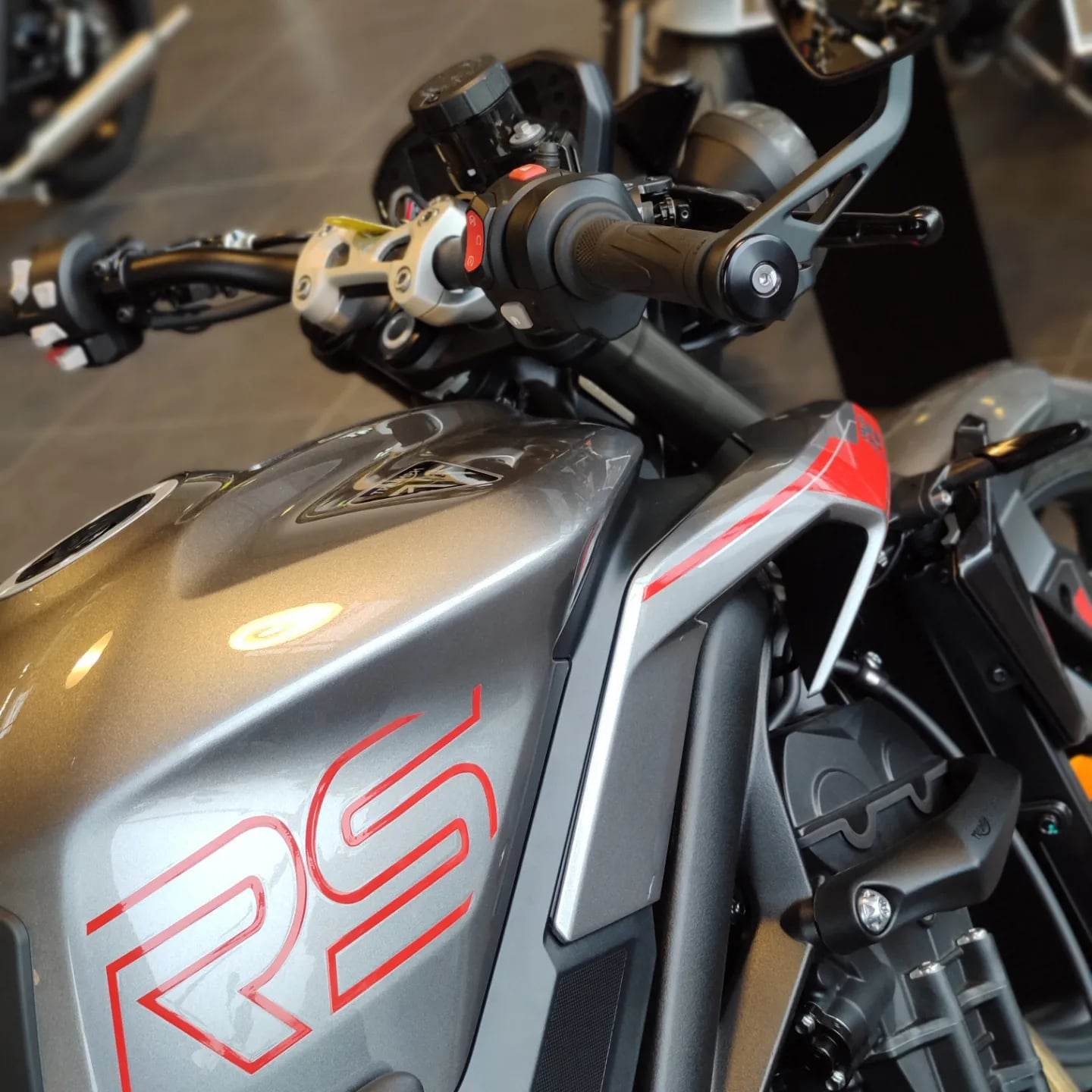 TRIUMPH-street-triple-RS-765-personnalisation-kit-deco-stickers-cover-rouge-brillant photographies recouvrement cover